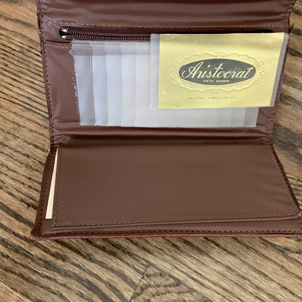 Vintage Aristocrat Leather Trifold Wallet - Picture 4 of 7